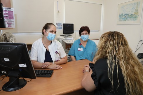 ד"ר פטרוסב ונורית אריאל עם מטופלת במרפאה