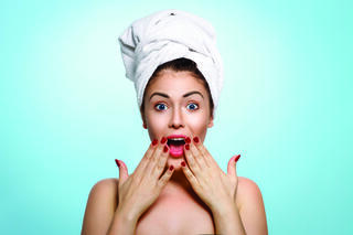 התובעת הופתעה, נבהלה ומיד צרחה וברחה לשירותים