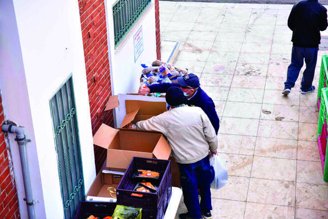 חלוקת מזון בבית חב"ד בעיר 