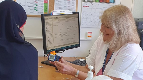 אורית ויזינגר מדריכה מטופלת בסוכרת