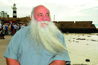 עסוק בשיפוץ עסקיו. אורי בורי