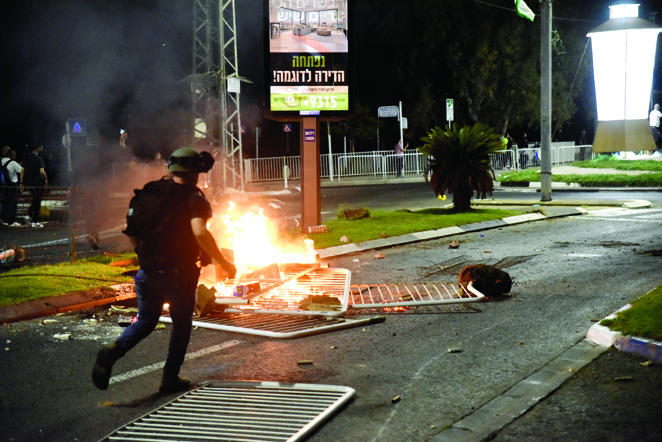 רחובות עכו בוערים
