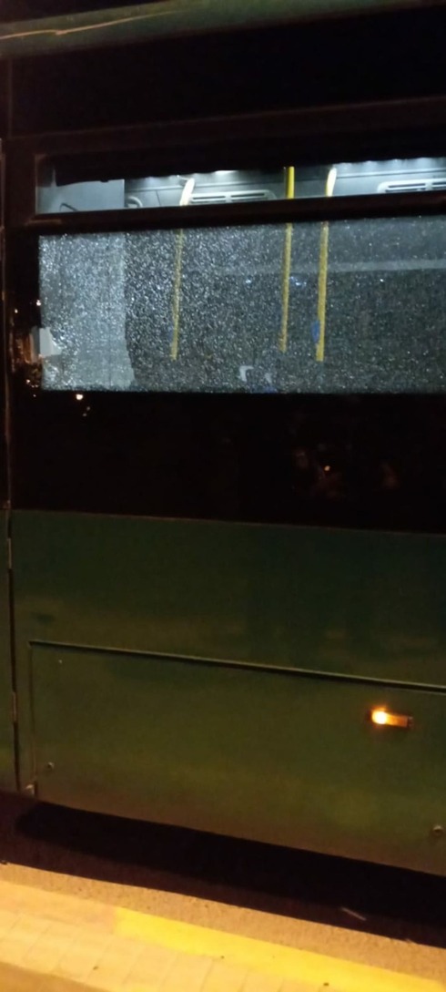 אוטובוס נרגם באבנים באיבטין