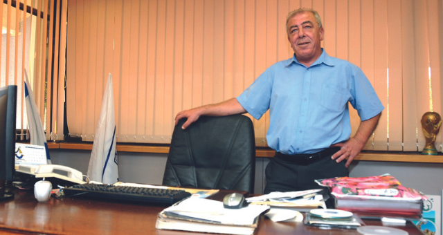 דוד אבן צור בלשכתו 