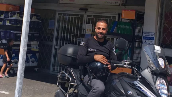 הפקח אליאס חדד, בפתח הסניף