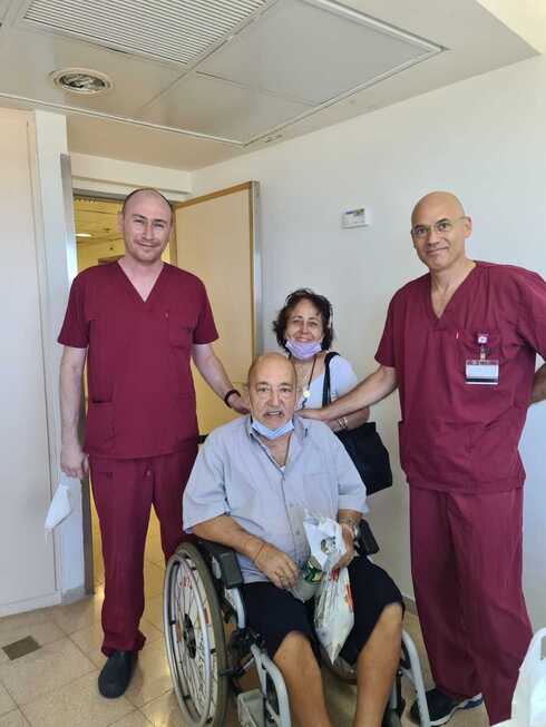 יוסף עם מנהל טיפול נמרץ, ד"ר רועי אילן (מימין) וצוות הקורונה ברמב"ם 