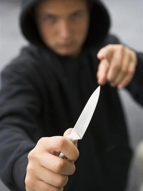שדד באיומי סכין 