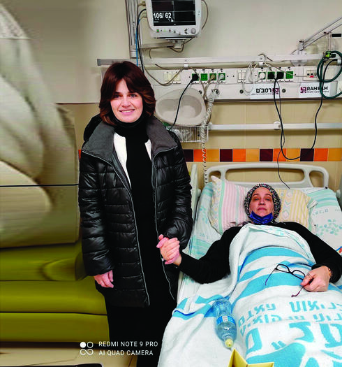 מירי לבינסקי עם הרבנית רחל הבר בבית החולים