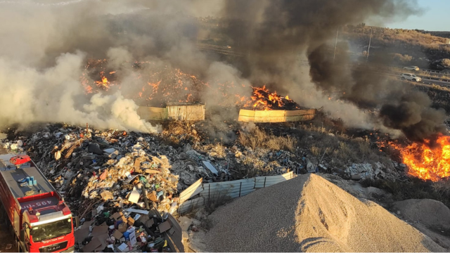 שריפה באתר פסולת פיראטי בשפרעם