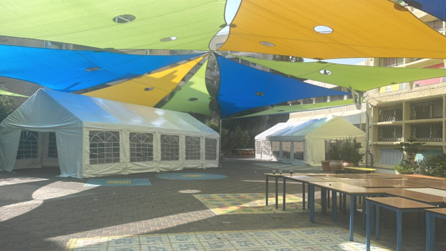 אוהלים ממוזגים בשטח בית הספר נעורים בקרית ביאליק