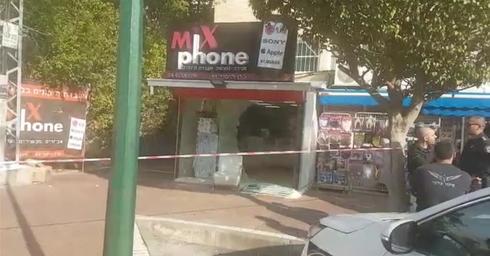 ירי לעבר חנות טלפונים בקרית ביאליק. צילום: שולי נאור זוארץ