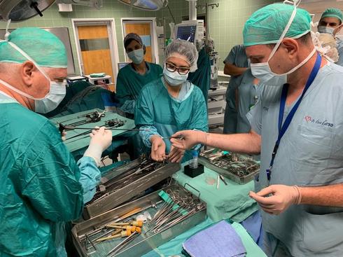 צוות כרמל בחדר הניתוח בזמן ההשתלה. צילום: אלי דדון