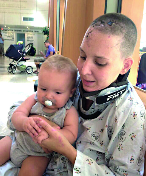 אורן עם בנה ליאם חודשיים לאחר התאונה | צילום: פרטי