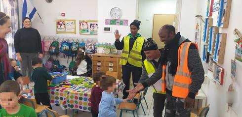 ביאליק ילדי הגן הכינו הפתעה מרגשת לעובדי הניקיון בעיר
